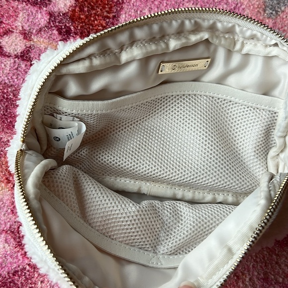 Lululemon 2021 original sherpa belt bag white gold everywhere cross body - Picture 5 of 8